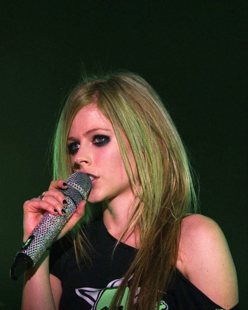 aboutavrilla_'s tweet image. #facts 
Incidentes del The Black Star Tour 🖤💚
1. NO INCLUYÓ MÉXICO 🇲🇽💔

#avrilavigne #theblackstartour #goodbyelullaby