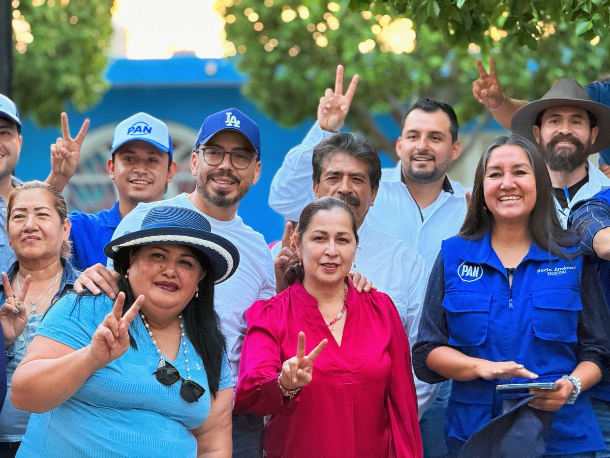 gerardobarrosor's tweet photo. ¡En la comunidad de Santa Elena seguimos construyendo juntos! 🤝✨

Hoy recorrimos sus calles para escuchar de cerca a nuestras vecinas y vecinos, porque creemos en una política que nace desde la gente y se construye con unidad.

En el PAN trabajamos con compromiso y cercanía.💙 https://t.co/oanJhWTf52