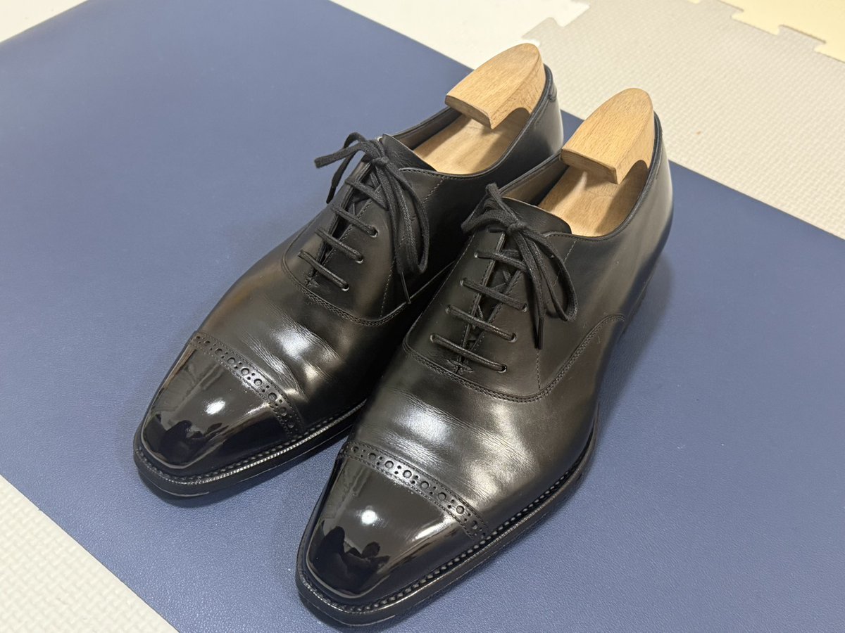 s_h_i_pre's tweet photo. 磨いた革靴たち。
鏡面はつま先だけにしました。（メンテ時ワックス除去が大変…）
・rendo×dratewka：paradox（US6.5）
・rendo×dratewka：hocus pocus（US6.5）
・oriental：ethan3（UK5.5）
・三陽山長：友二郎（US6.5）

三陽山長パターンオーダーで久々に注文。楽しみ☆

＃三陽山長 https://t.co/v26xfDqrBG