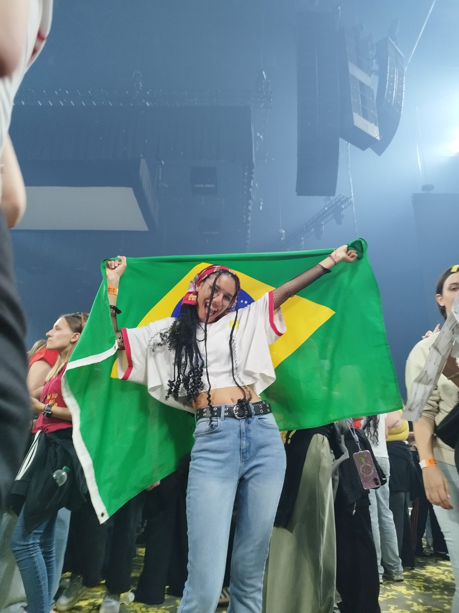 moonprojector_'s tweet photo. oi gente, eu levei o brasil pro loulou dodói ☝🏻🇧🇷💛 https://t.co/dZb9ipU4Nx