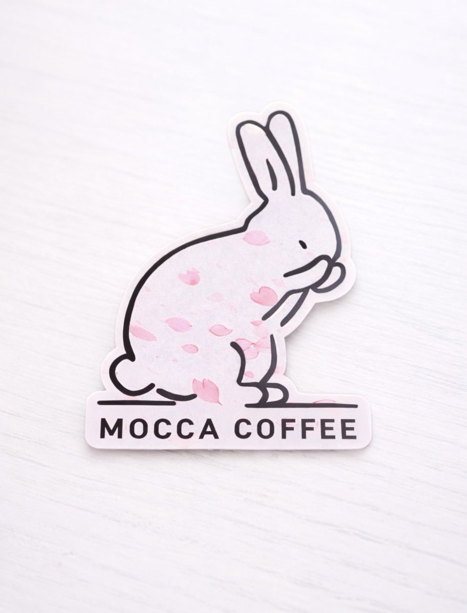 MOCCACOFFEE2022's tweet photo. 桜の季節も、ゆっくりと終わりへ。

都内の桜は散りましたが、当店ではもう少しだけ桜をお楽しみいただけます。

桜シリーズは5/16（土）で終了予定。
桜の限定ステッカーもこの期間で終了となります。

※5月以降は材料の関係で、予告なく販売終了となる場合がございます。

#浅草カフェ #桜スイーツ https://t.co/hcL97CAc3m