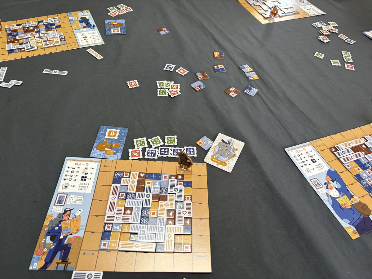 CelestialCrownC's tweet image. 2026/3/1
#新宿クローズ:#PostOffice
遺物混入←4人戦
基本1歩ずつ移動して、2枚置くだけ。ガチャした2枚の内1枚を横流しする/されるので、下層のアイコンを残しつつ、同色塊に切手を貼っていきたい。
うーん、択が少な過ぎて運でしかない。能動的に選べるのが実質1枚（それもガチャ）ではどうにも…