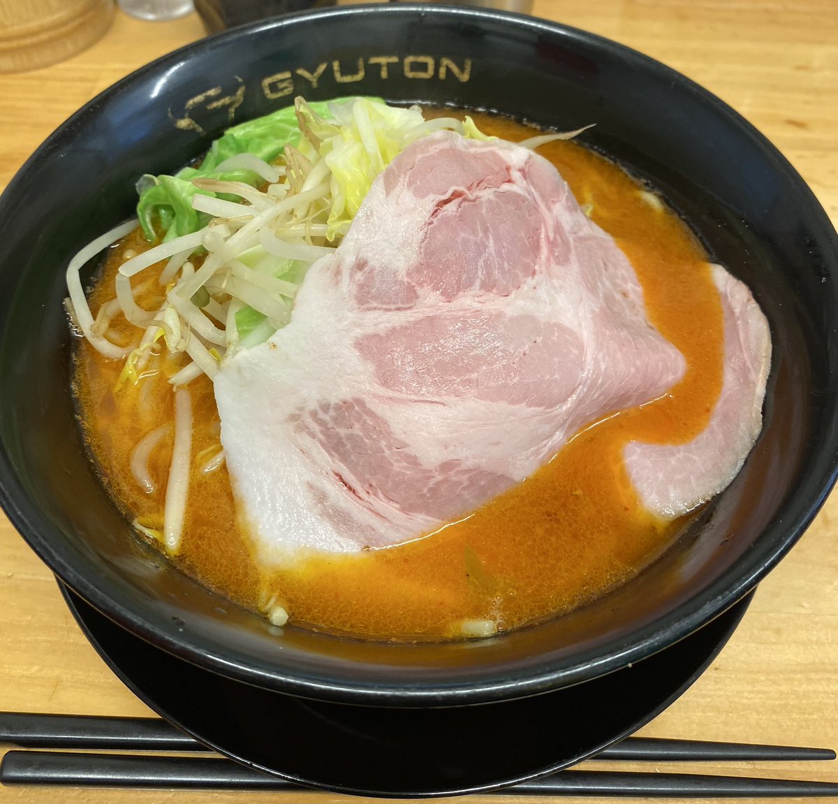 今日の早めのお昼は、辛いと聞いて二の足を踏んでいたけど大丈夫だべ、
と聖蹟のGYUTONさんにて今月限定、
うま辛味噌ラーメン！😆🍜

ちょっと並んでラーメンが来たらスープが赤！😱
でも食べたら全然辛くなく、細身のちゃんぽん麺にどハマり😂
汗はかいたけどまさしくうま辛😋