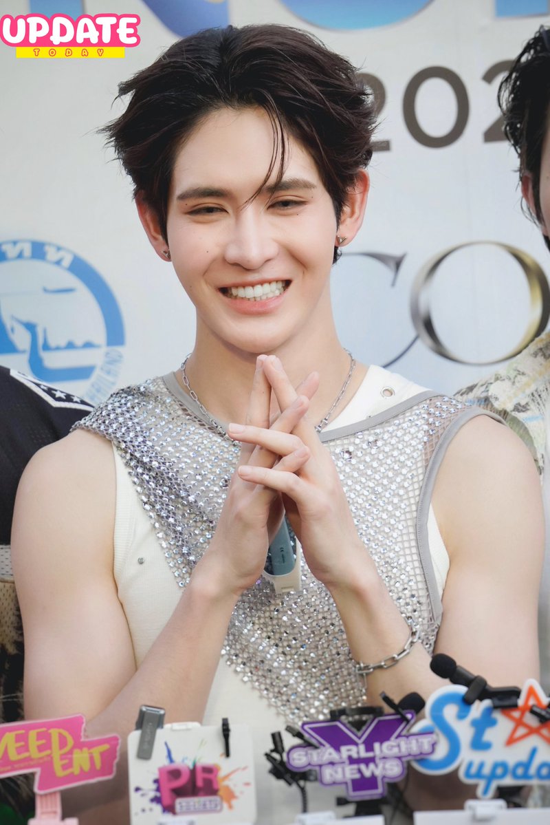 Update__today's tweet image. [เก็บตกภาพ] ช่วงสัมภาษณ์ของ " เจมส์ศุภมงคล " จากวง " DEXX " ก่อนเริ่มงาน "ICONSIAM THAICONIC SONGKRAN 2026" ✨💦🔫

DEXX SONGKRAN26 ICONSIAM 
#DEXXxICONSIAM #DEXXth 
#JAMESSU_DEXX #JamesSu
#ICONSIAMSongkran
#สงกรานต์ที่ไอคอนสยาม 
#UPDATETODAY #ข่าวบันเทิง