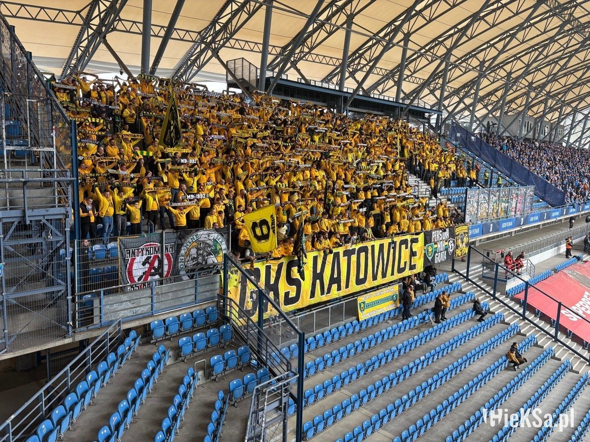 GKS_Katowice's tweet image. Kibicowska galeria z wyjazdu do Poznania gieksainfo.pl/kibicowska-gal… 

#LPOGKS #GieKSaX