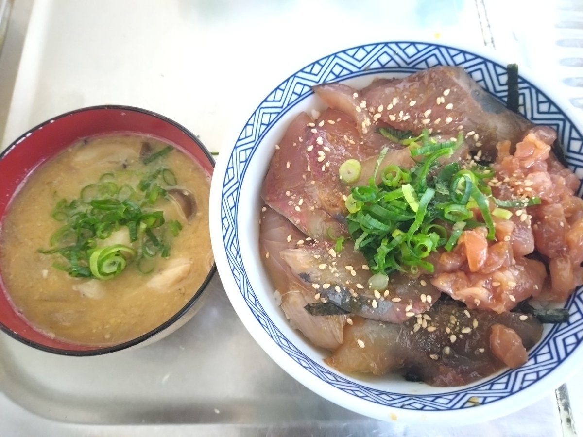comchin28's tweet photo. ブリの漬け丼とサバ缶の味噌󠄀汁
かみさんの血圧のことを考えて、なるべく減塩に努めました😅
味噌󠄀も減塩のものを使いましたが、サバ缶のスープを使ってコクのある仕上がりに😄

#ブリの漬け丼
#サバ缶味噌汁
#親父めし https://t.co/nJEBtLvQwn
