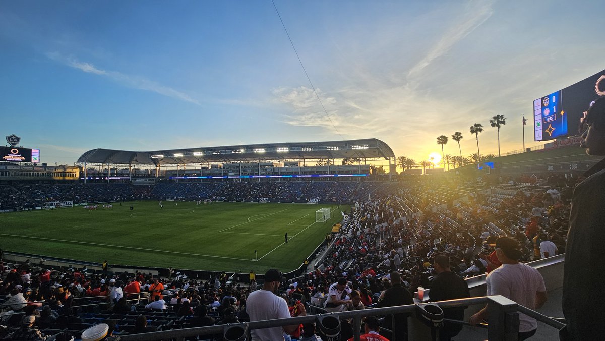 Me gustan los planes sencillos, como ver el atardecer en un estadio... pero en Los Angeles 🙂‍↕️ #tolucafc 
El bicampeón hoy de local en #LosAngeles ❤️
