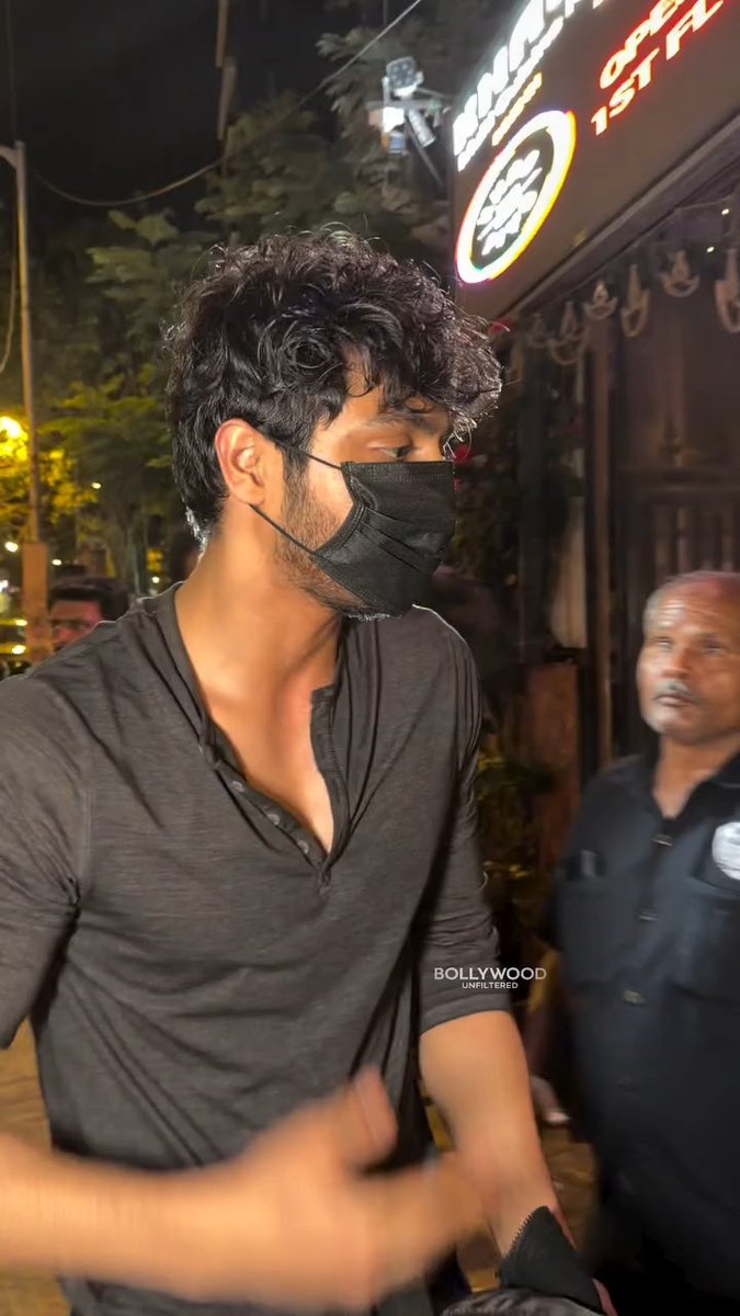 koi_ehsaas's tweet photo. aneet &amp; ahaan going out to have dinner late at night on the day her mumbai schedule wrapped and he was shooting yesterday too, it was day 9 of his mumbai schedule. it's so endearing, making time for each other and to celebrate each other's milestones together. they're so cutu🥺💛 https://t.co/44KL2Xw7Wy