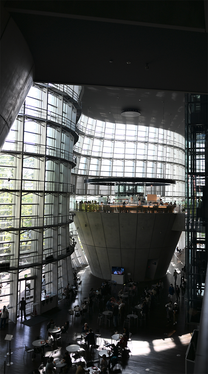shes_design's tweet photo. 国立新美術館で90年代英国のアートシーンに浸ってきました。

万人が「美しい」と感じるものではなく、視覚的な衝撃から強いメッセージを突きつけてくる表現。

こうして思考を動かす経験が、新しいデザインを紡ぎ出すための大切なエッセンスになります。

帰り道にもんじゃを食べて、感性もお腹も満たされた長い1日。

https://t.co/bxKtlPF5RI

#国立新美術館 #YBA #デザイナーの休日 #Shesデザインスクール