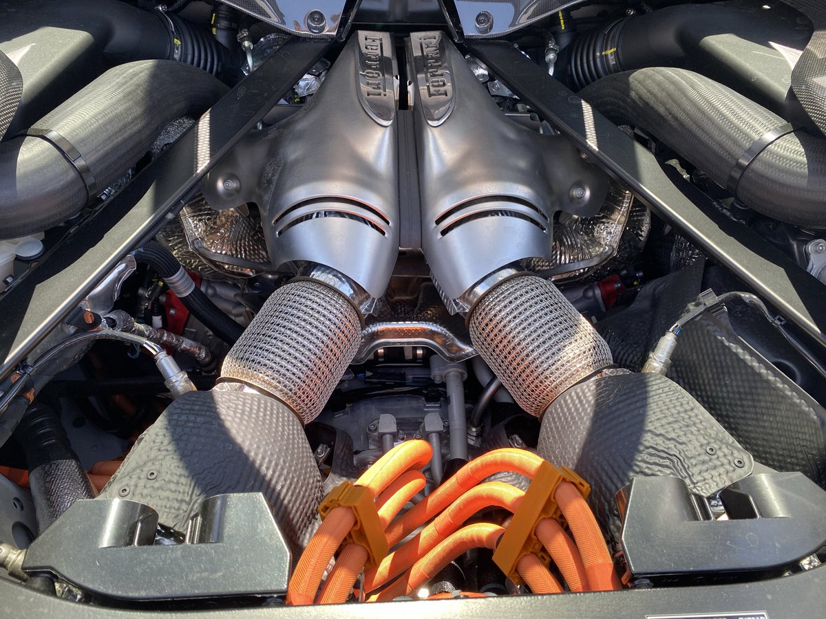 LussoCars's tweet photo. 久しぶりにしっかりと296GTBを眺めて、エンジン搭載位置の低さを感じます。
ボディサイズもそのサイドラインも素敵。
今日からおもちゃ箱の仲間入りです。 https://t.co/t6fCbeeNYa
