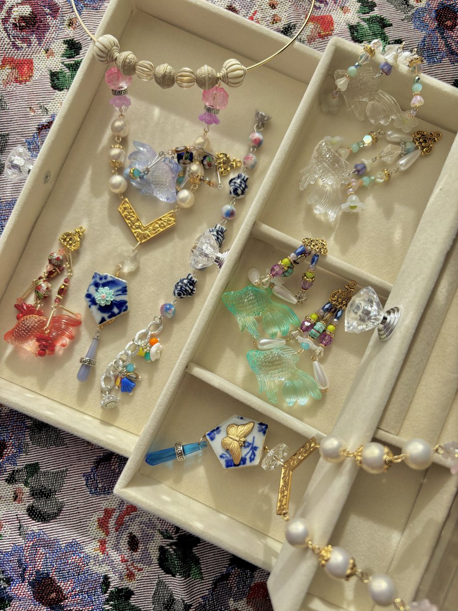 zshop088's tweet image. 簡易お品書き📄∘˙
新作ネックレス：￥3000〜￥4000
新作ブレスレット：￥2750〜
新作耳飾り：￥2750〜
翼のゆびわ：￥2200
極楽午睡：￥5280
そのほか在庫から色々お持ちしてます！
BASEやデザフェス価格より若干お高めになっております
試着は耳飾り以外OK、耳飾りのパーツ交換承ります！
#飾処2026