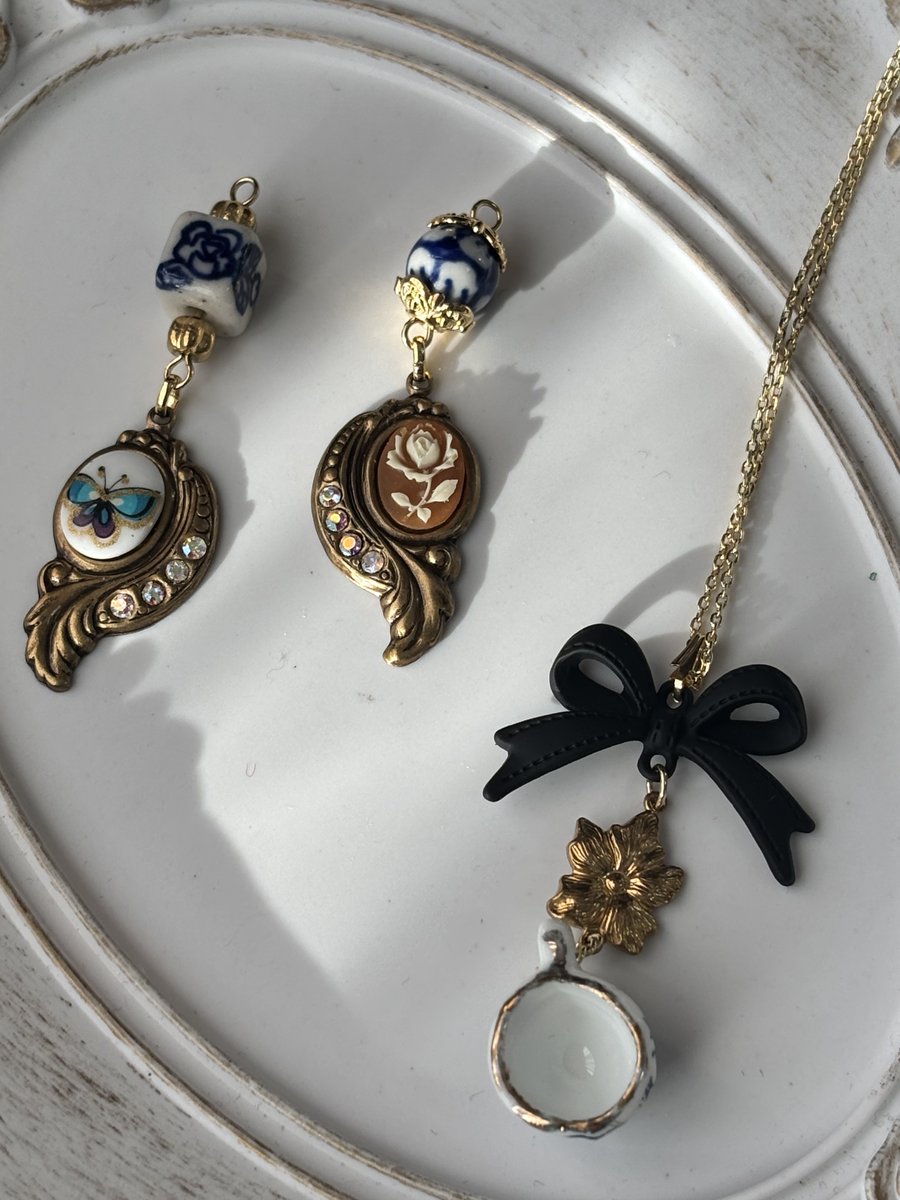 zshop088's tweet image. 簡易お品書き📄∘˙
新作ネックレス：￥3000〜￥4000
新作ブレスレット：￥2750〜
新作耳飾り：￥2750〜
翼のゆびわ：￥2200
極楽午睡：￥5280
そのほか在庫から色々お持ちしてます！
BASEやデザフェス価格より若干お高めになっております
試着は耳飾り以外OK、耳飾りのパーツ交換承ります！
#飾処2026