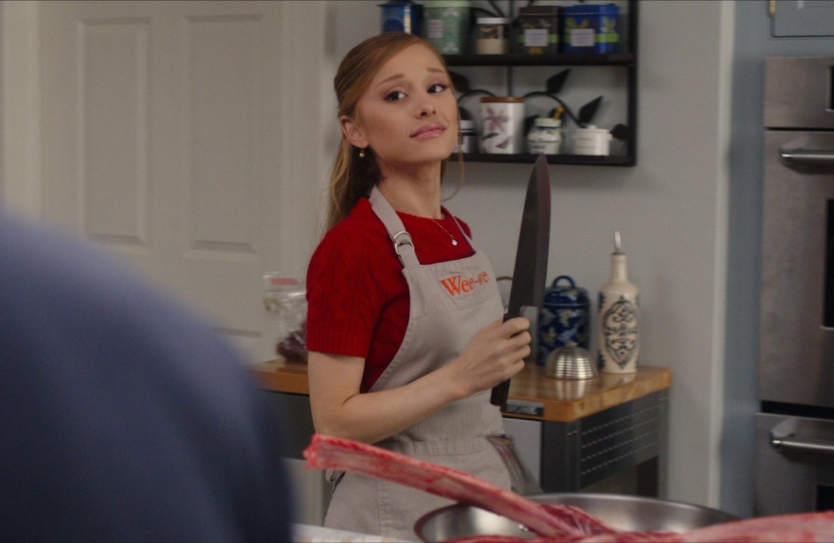 GrandeTourFR's tweet image. #PHOTOS Ariana Grande en tant qu’Olivia Jones dans le film « Focker In-Law » ❤️✨