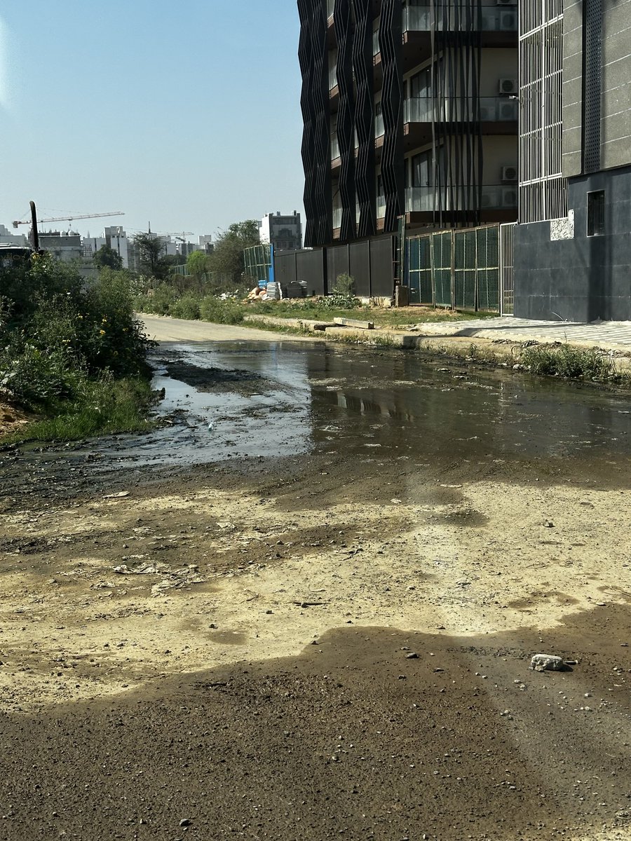 prateekkanwal's tweet photo. A persistent problem of drain blockage is causing massive inconvenience on the slip road at sector-59/60 intersection. Deep craters already causing accidents for bikes and small vehicles. @DC_Gurugram @GauriSarin @MunCorpGurugram #gurugram https://t.co/Jkha0m5pjW