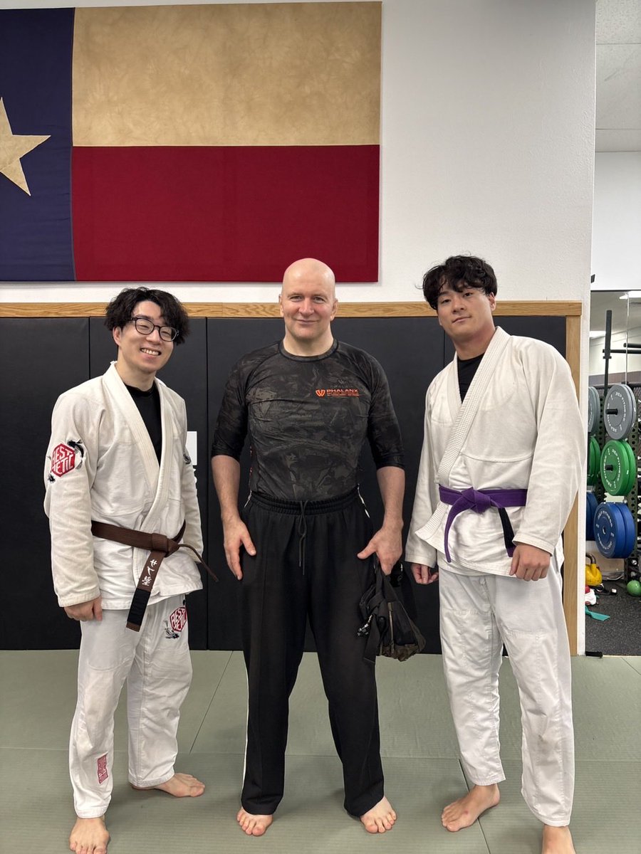 Hayato121100's tweet image. 今日でKingswayでの出稽古は終わりになりました。
色々勉強になったし、考え方も変わったので日本に戻ったら今回のことを意識してまた積み上げて行こうと思います。
貴重な経験に感謝します。
練習ありがとうございました。
お世話になりました。

#BJJ
#Grappling 
#NoGi
#柔術