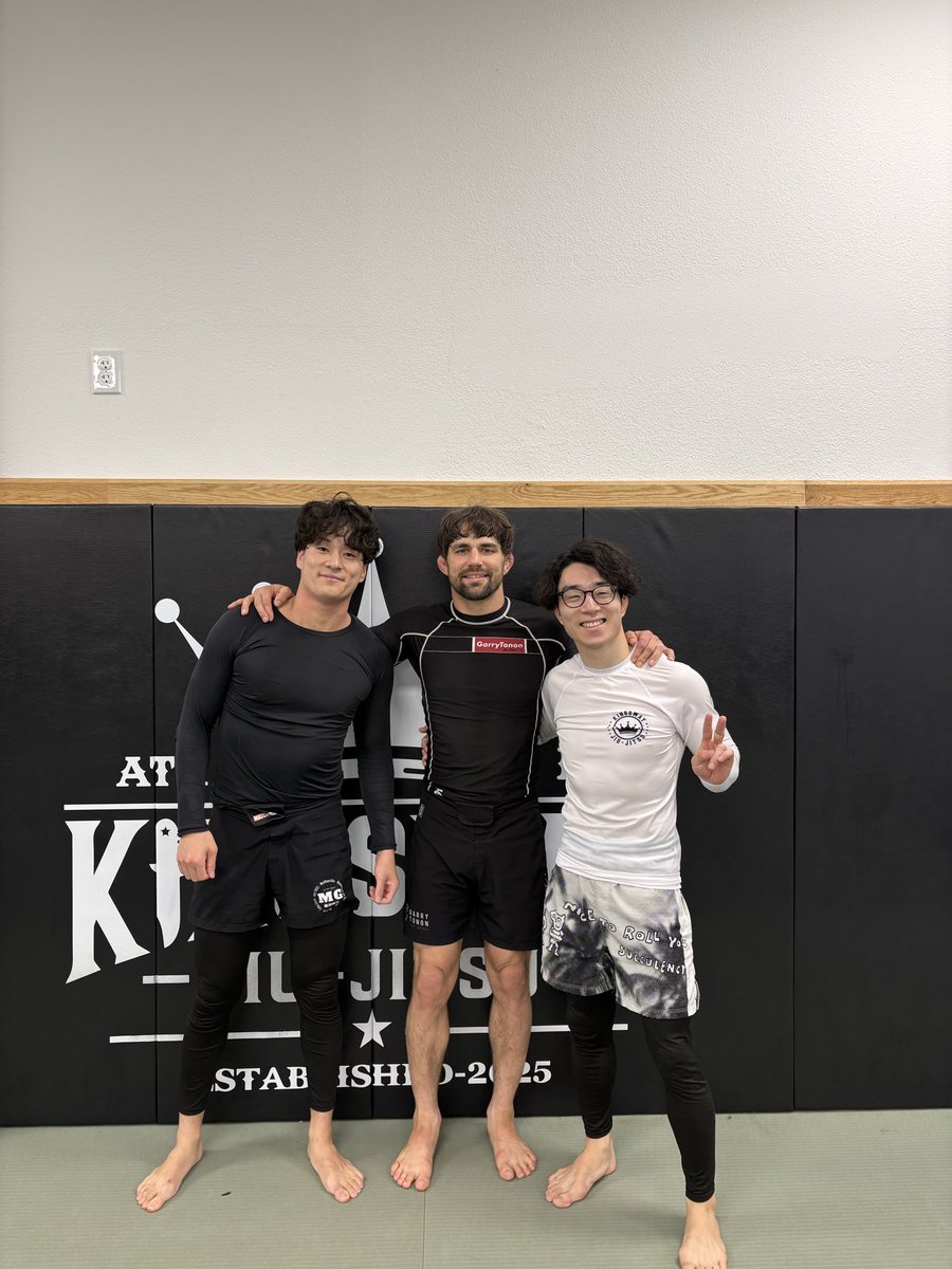 Hayato121100's tweet image. 今日でKingswayでの出稽古は終わりになりました。
色々勉強になったし、考え方も変わったので日本に戻ったら今回のことを意識してまた積み上げて行こうと思います。
貴重な経験に感謝します。
練習ありがとうございました。
お世話になりました。

#BJJ
#Grappling 
#NoGi
#柔術