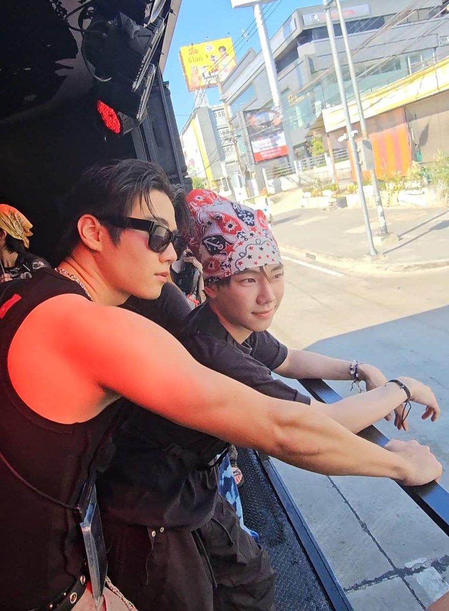 “ฟลุ๊ค-แสงเหนือ” สาดความหวานให้หัวใจชุ่มฉ่ำ

ฟลุ๊ค-ภูสิษฐ์ และแสงเหนือ-จิตบุณย์  2 หนุ่มจากซีรีส์ “เรียกแด๊ดสิธาร” เรียกได้ว่าเป็นคู่พาร์เนอร์ที่ตัวติดกันเป็นปกติอยู่แล้ว