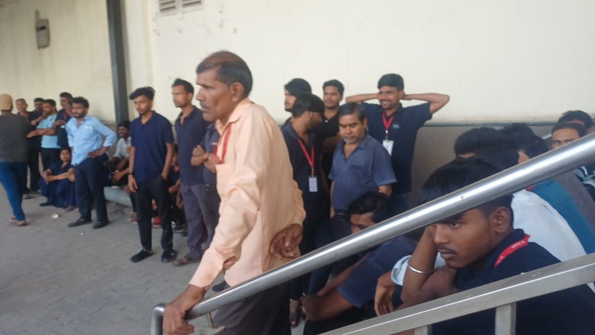 bstvlive's tweet image. नोएडा 
➡मेट्रो स्टेशनों पर सफाईकर्मियों की हड़ताल
➡वेतन वृद्धि समेत अन्य मांगों पर हड़ताल
➡सेक्टर-51 मेट्रो स्टेशन पर सफाईकर्मी जुटे
➡अफसरों ने समझा-बुझाकर वापस भेजा
#Noida #Breakingnews | @noidapolice @UPGovt