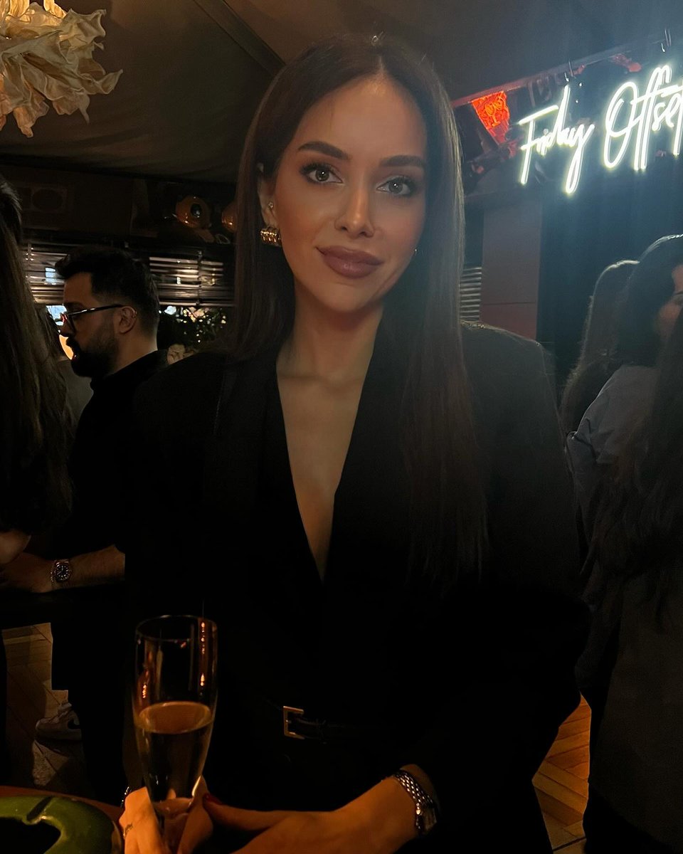 TeresaRossv5i1's tweet image. Soft glam, sharp mind, and a glass half full, The night feels better when you wear your confidence like this 🥂
#NightOut #BlackOutfit #ModernWoman