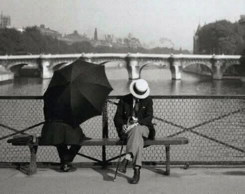 C’è questa moda di perdere la dignità. E restare ignudi di se stessi. Per poi vestirsi come se niente fosse. E ripararsi sotto ombrelli che non proteggono dalla pioggia della vita. 

Foto André Kertész | Pont des Arts 
1926-27. Parigi