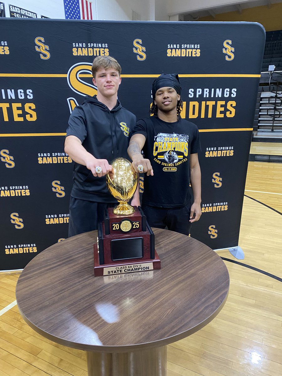 Jfarmer2027's tweet photo. STATE CHAMPS🏆😁 https://t.co/dUxJEvBaQz