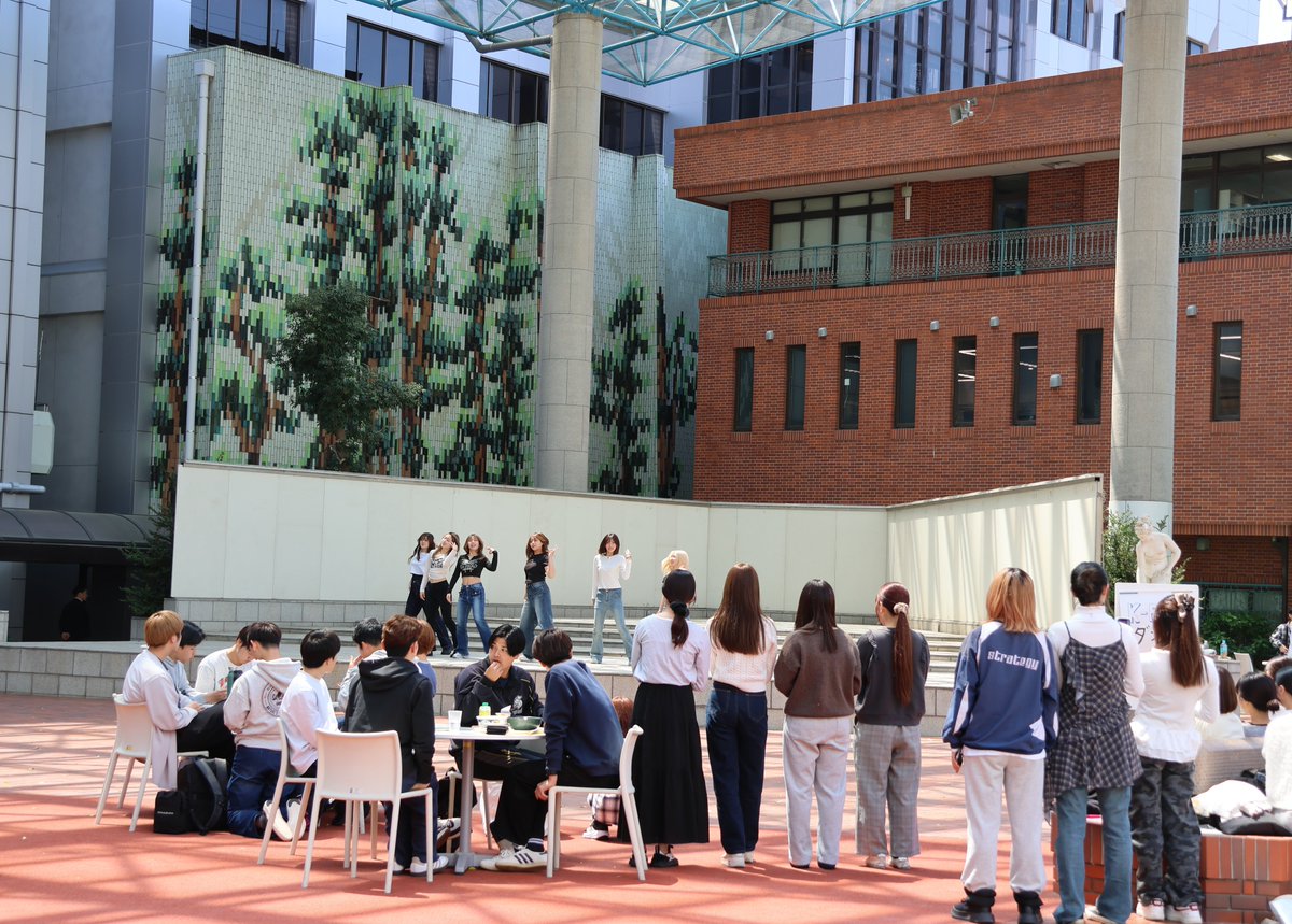 sojo_univ's tweet photo. .˚⊹⁺‧💛‧⁺ ⊹˚..˚⊹⁺‧💛‧⁺ ⊹˚..˚⊹⁺‧💛‧⁺ ⊹˚.
今週は 中庭で
新入生歓迎ライブ開催中🎸✨
.˚⊹⁺‧💛‧⁺ ⊹˚..˚⊹⁺‧💛‧⁺ ⊹˚..˚⊹⁺‧💛‧⁺ ⊹˚.

本日はK-POPダンスサークル💃🔥
華やかなパフォーマンスで
笑顔と歓声に包まれるひとときとなりました🌈 https://t.co/slC0uwH6xX