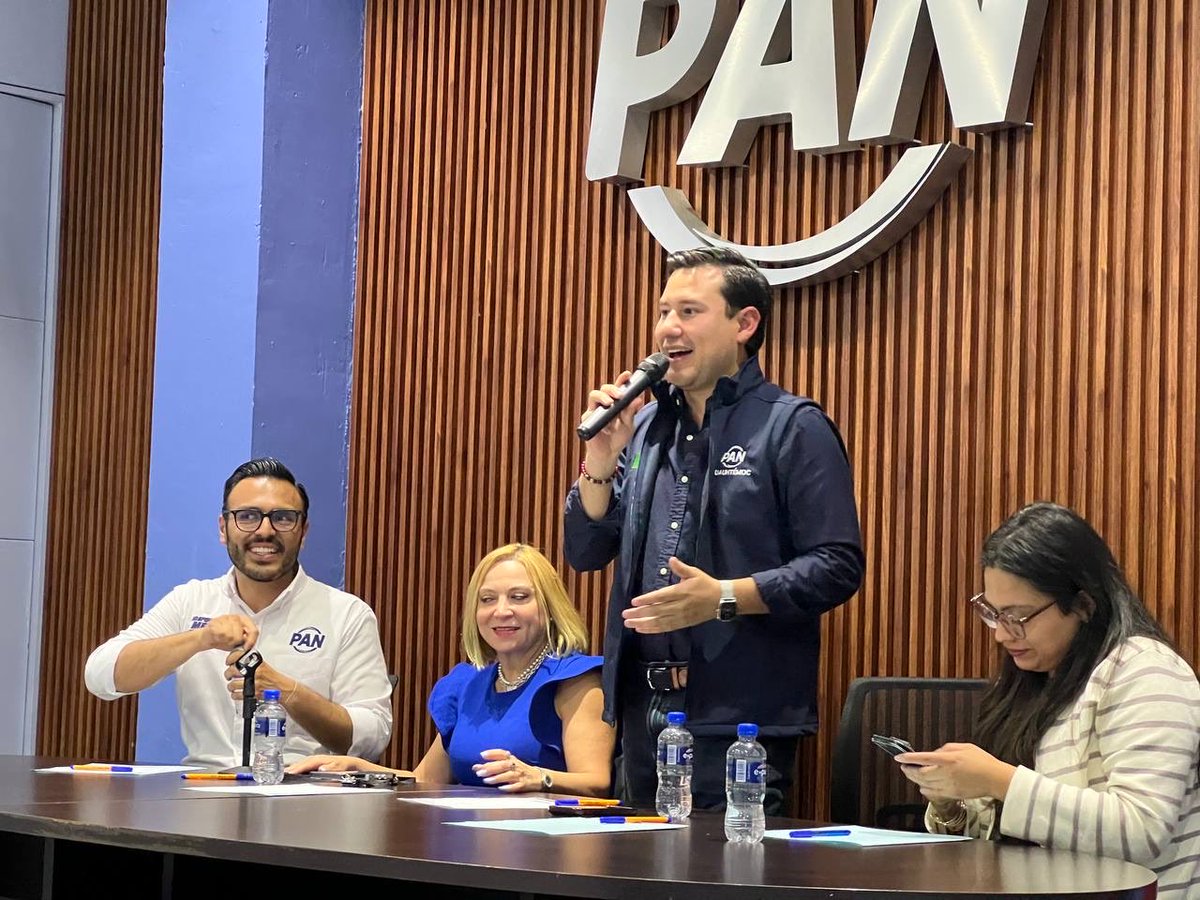 ¡Muy contenta y agradecida de estar en el Comité del <a href="/PANCuauhtemoc/">PAN CDD Cuauhtémoc</a>! 💙
Seguimos recorriendo espacios para dialogar e informar a las y los ciudadanos sobre el #PGD. 🏙️
Gracias <a href="/KevinRiosS/">Kevin Ríos</a> por abrir este espacio y a <a href="/MiguelPenaflor/">MIKE PEÑAFLOR</a> por coincidir en esta ponencia. ¡Sigamos sumando!