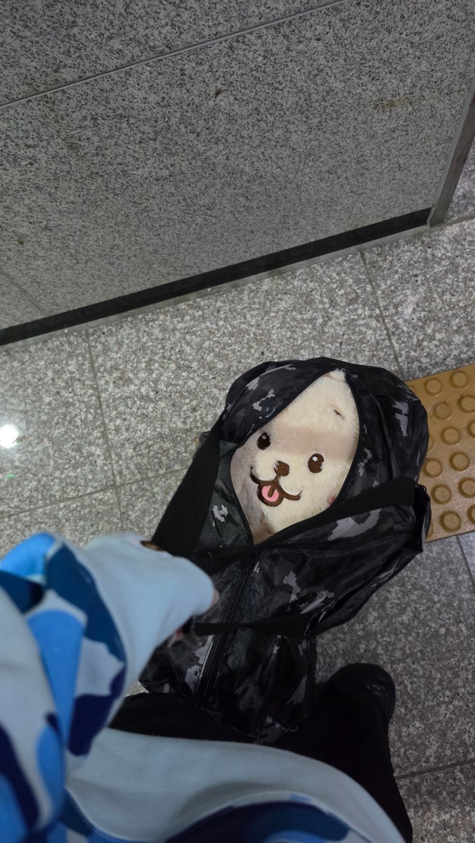 “댕트 팔고 올게.” 
“안 돼, 쟤 안 팔아.”