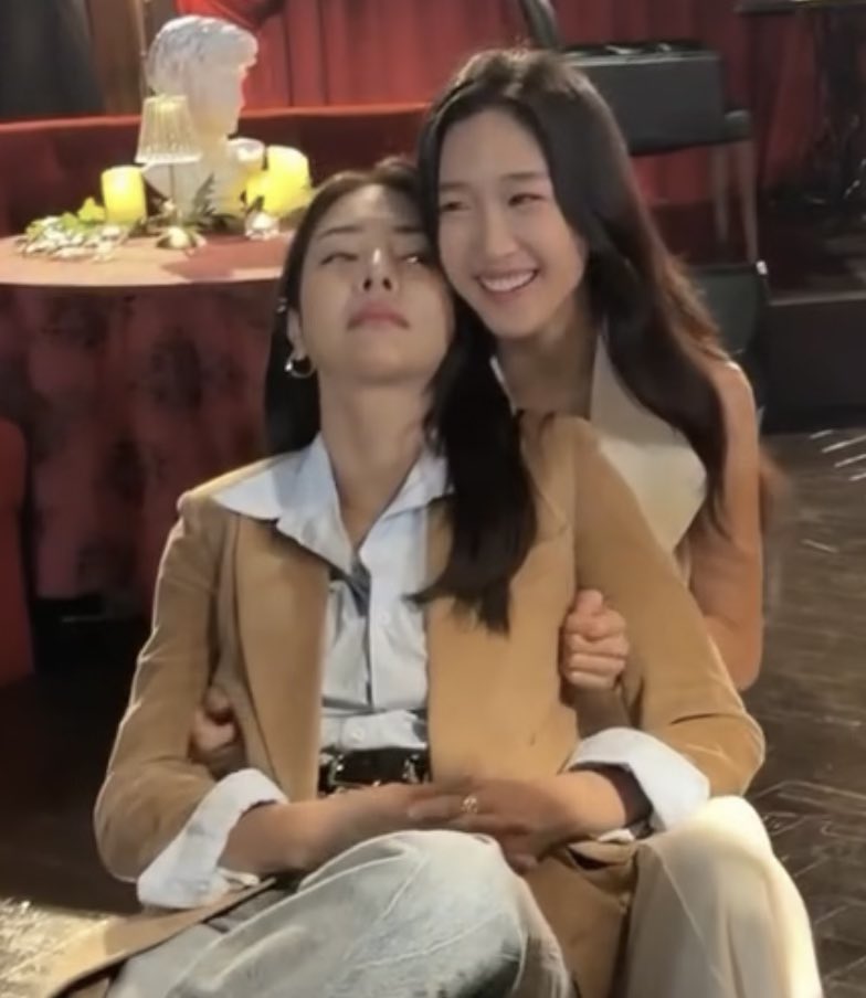 malirrey's tweet image. "I am TOP FAYE na, TOP FAYE is back." she said…

Yeah yeah, whatever helps you sleep at night, my love 

#FayePeraya #AtomPariya #FayeAtom