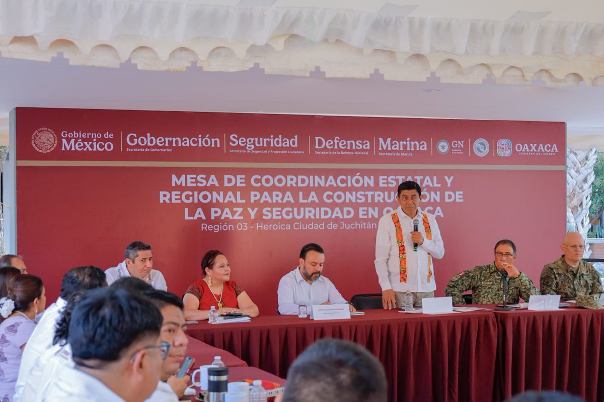 RCP_NoticiasSC's tweet photo. Mayor presencia de corporaciones de seguridad en las calles, ampliación de la red de videovigilancia y el impulso de programas sociales para las familias, representan una ruta integral para avanzar en la tranquilidad, señaló el presidente de #Juchitán, Miguel Sánchez Altamirano https://t.co/FaymKD6dtB