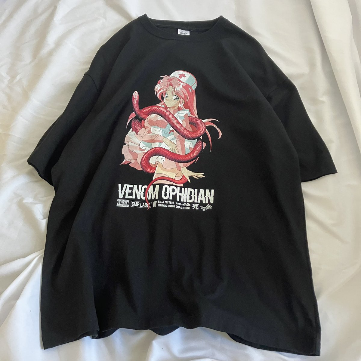 FUNKSAPPORO's tweet photo. #cmplabel
毒薬と蛇 oversized T-shirt

90sなアートワークに
コラージュアートを融合させた
懐かしさを感じつつ唯一無二な一枚。

一枚は所持しておきたい、
Tシャツ好きには堪らない一枚！

#funksapporo
#アニメt
#90s_anime
#札幌セレクトショップ https://t.co/6XsuDxhdg3