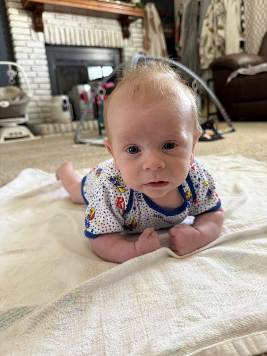 sara_teeter2's tweet photo. @CooperC_VII @AndreaArdery @CoachSimps @CoachLeipold @DKMcDonald1 @KFlahertyKU @KU_Football @HolcombFootball Jet says congrats and RCJH! ❤️💙 https://t.co/ZY1eoE7ULt