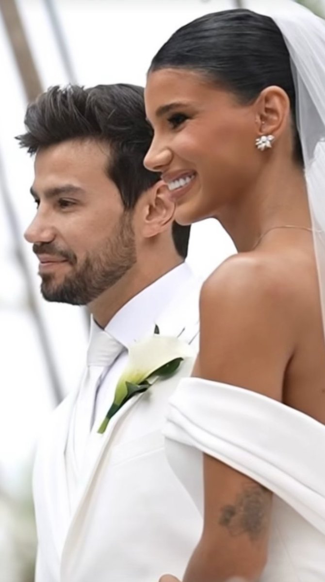 BorgesRom's tweet photo. A vida sempre fica mais encantada,
quando você semeia o AMOR, que tem guardado
dentro do Coração🙏

Feliz 1 ano de casados!🌹
Feliz bodas de papel!❤️ https://t.co/SoSGDRSX05