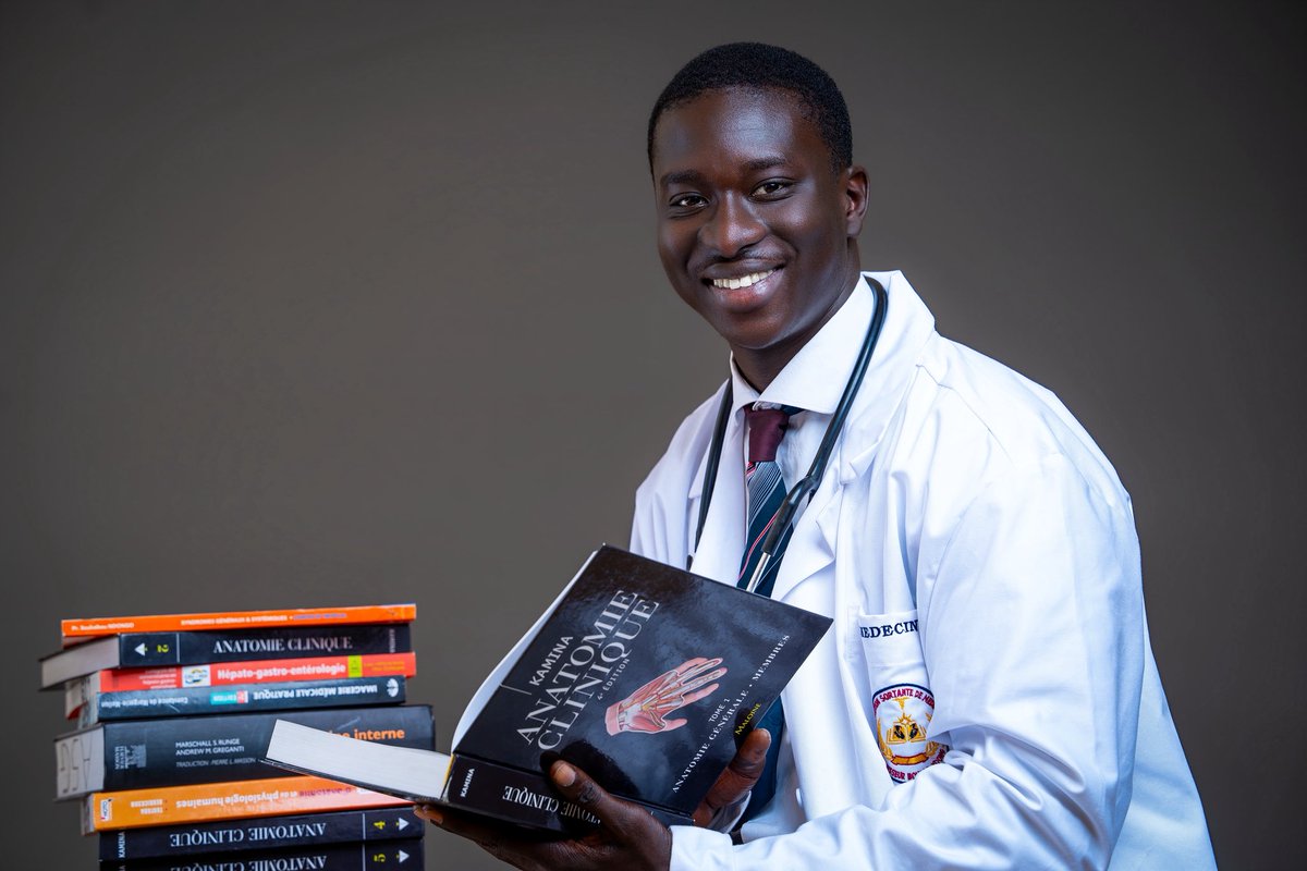 ly_abdourahim's tweet photo. Après 6 années de souffrance , de galère, de stress pour acquérir les connaissances théoriques de la pratique médicale, place maintenant à une une étape charnière de notre formation : les cliniques qui nous permettrons de consolider nos acquis 🙏🏿 https://t.co/jc5jUBsUvv