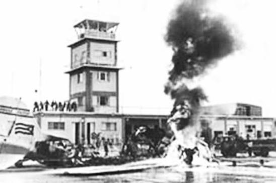 Hoy se cumplen 65 años del bombardeo a los aeropuertos de Ciudad Libertad, San Antonio de los Baños y Santiago de Cuba, preludio de la invasión mercenaria que encontró su derrota en las arenas de #PlayaGirón.

#TenemosMemoria
#100AñosFonFidel 
#CubaEstáFirme