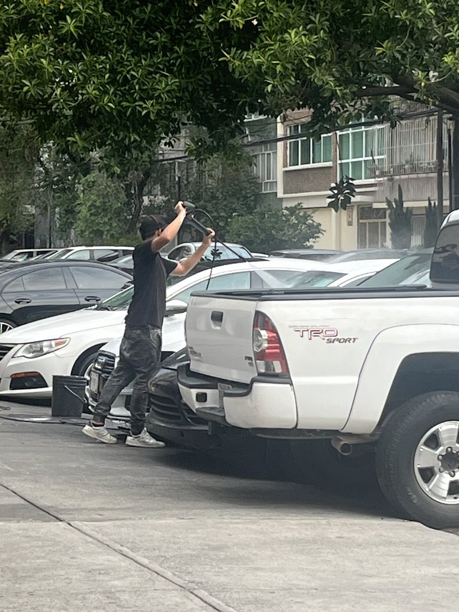 DayanKivi's tweet photo. @LuisMendozaBJ @BJAlcaldia ¿Cuándo van a retirar los escombros de chatarras y autos pertenecientes al local de talachas Pitágoras 1236, entre Pilares y Matías Romero, un andén también la banqueta con cables y herramientas para lavar autos, y dejan el agua estancada provocando se originen moscos y suciedad https://t.co/XG4L4QkPLR