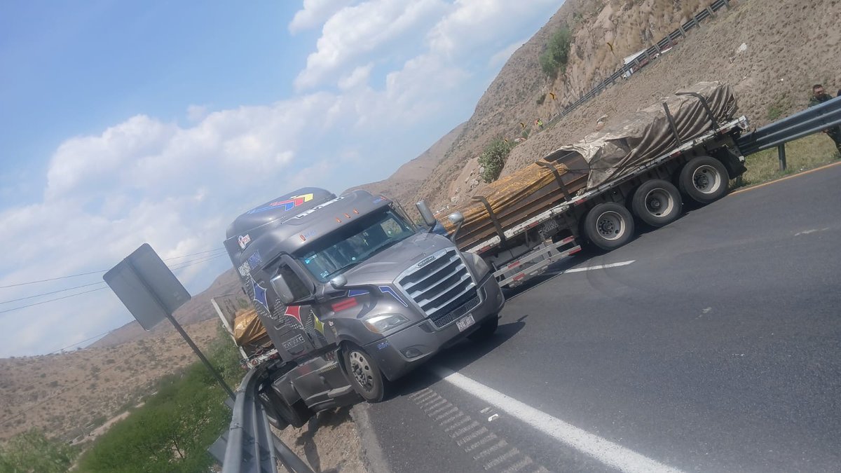 codigosanluisi's tweet photo. #ÚltimaHora | 🚛💔Trailero pierde la v!d4 a b4l4z0s tras ser asaltado en la carretera 57 en la llamada "Curva del Diablo" a la altura de Santa María del Río ⚠️🚨 #SLP #Inseguridad #Carretera57

#NoticiasSLP #SLP 

@FiscaliaSLP @SSPC_SLP https://t.co/jayKZ2Se94