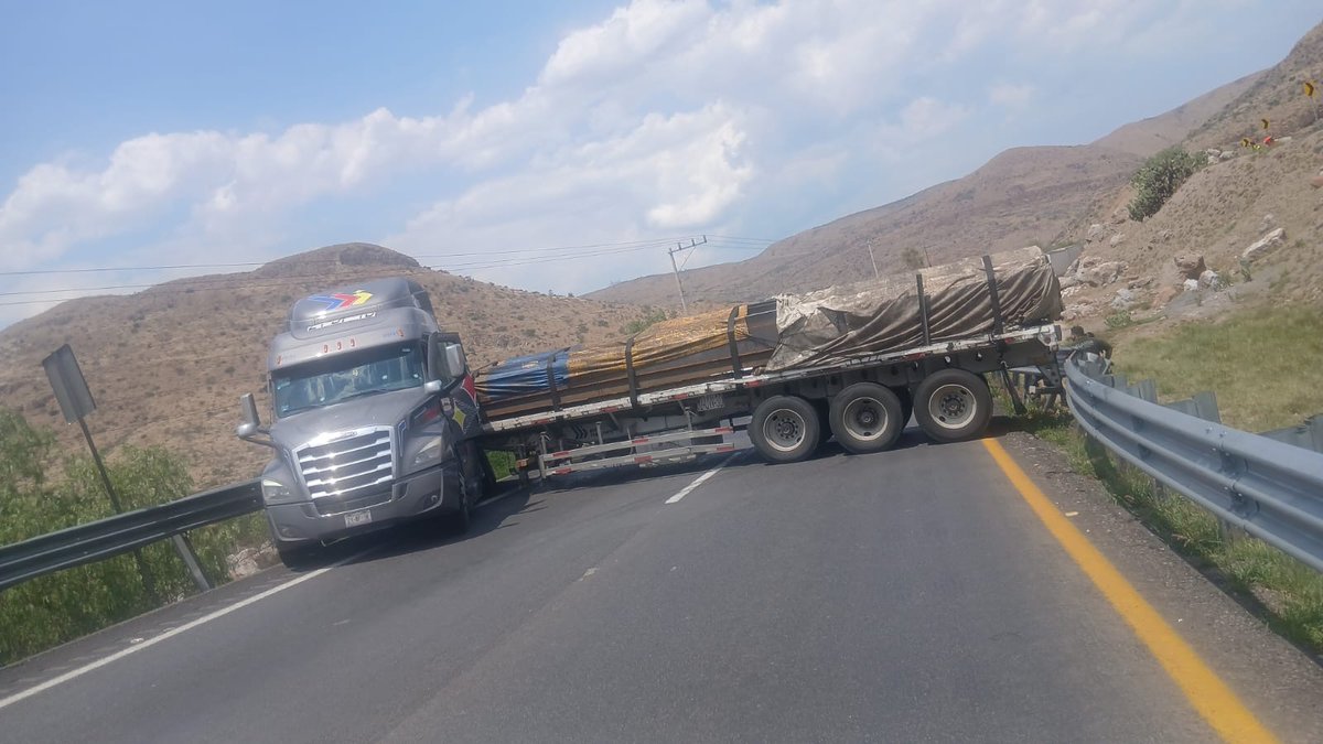 codigosanluisi's tweet photo. #ÚltimaHora | 🚛💔Trailero pierde la v!d4 a b4l4z0s tras ser asaltado en la carretera 57 en la llamada "Curva del Diablo" a la altura de Santa María del Río ⚠️🚨 #SLP #Inseguridad #Carretera57

#NoticiasSLP #SLP 

@FiscaliaSLP @SSPC_SLP https://t.co/jayKZ2Se94