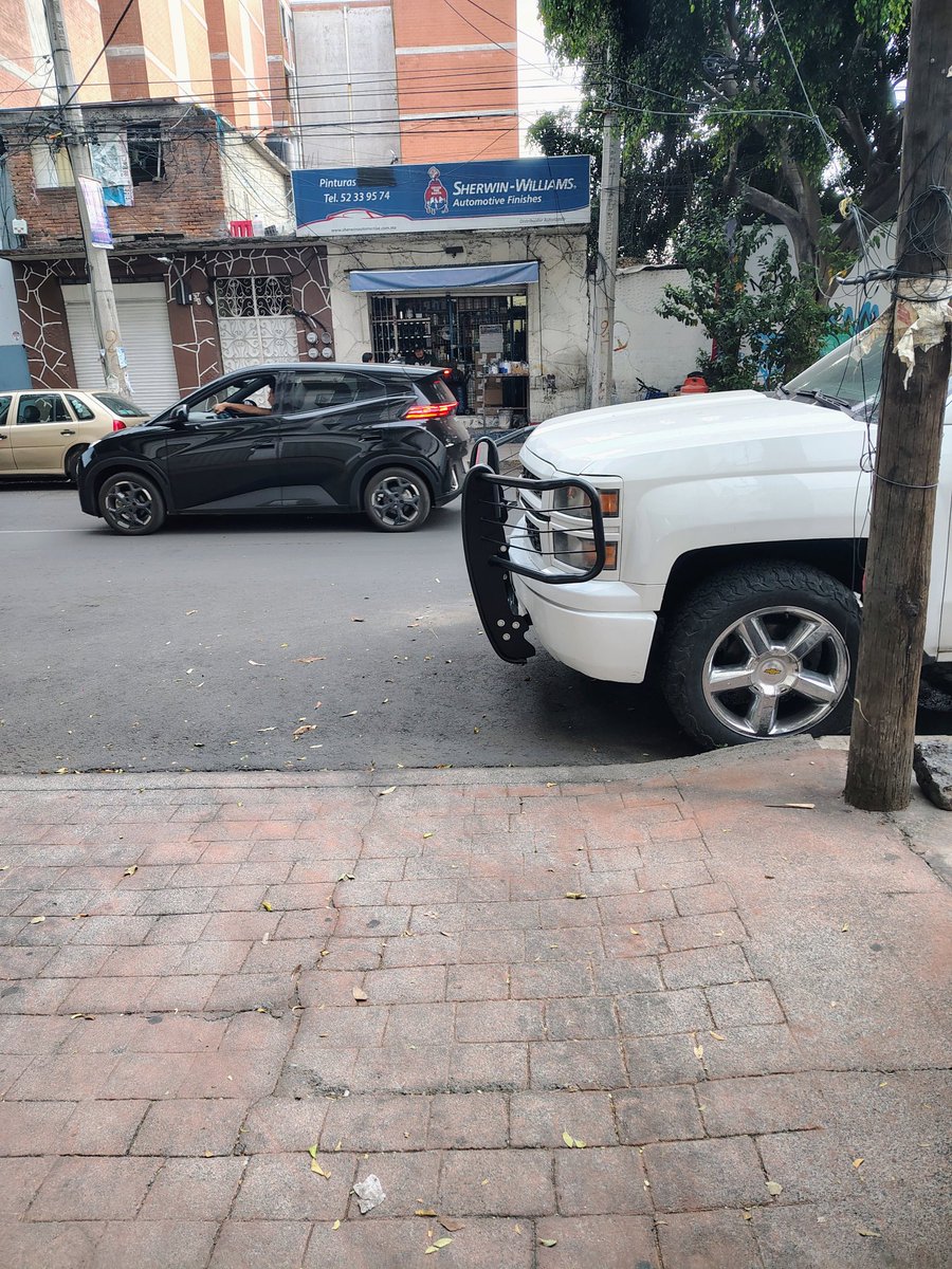 bris_marimb's tweet photo. @mauriciotabe @MHcesac Solicito apoyo para retirar este vehículo que tiene más de una semana obstruyendo el acceso. Lago Pátzcuaro 53 Anáhuac II secc. Constantemente sufrimos estás prácticas por talleres aledaños. https://t.co/ssOUNUPZxF