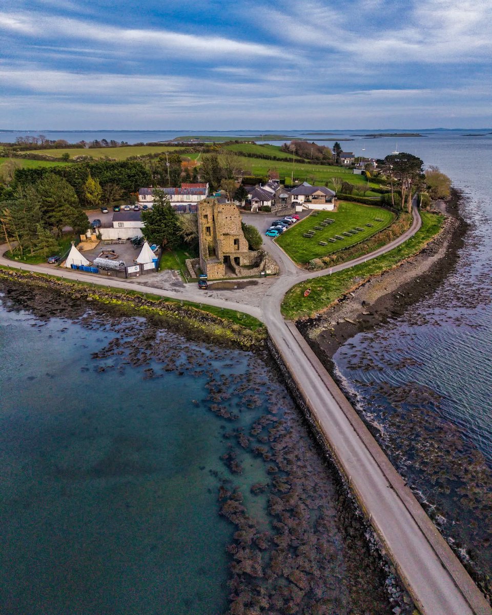 ThisIsIreland3's tweet image. Step back in time at Sketrick Castle 🏰 

📍Located on Whiterock Bay, in County Down, these 15th-century ruins have seen everything from ancient battles to the changing tides of Strangford Lough. The tower house has stood for over 500 years 🏰 🇮🇪

📸 Gaz Drone Photography

#Down