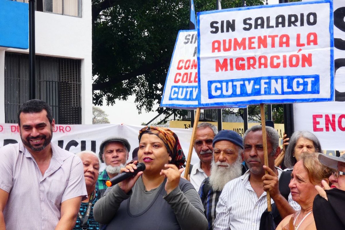 _TribunaPopular's tweet image. #VIDEO Trabajadores protestaron a las afueras del TSJ pasa exigir respuesta a demanda por salarios y pensiones dignos.