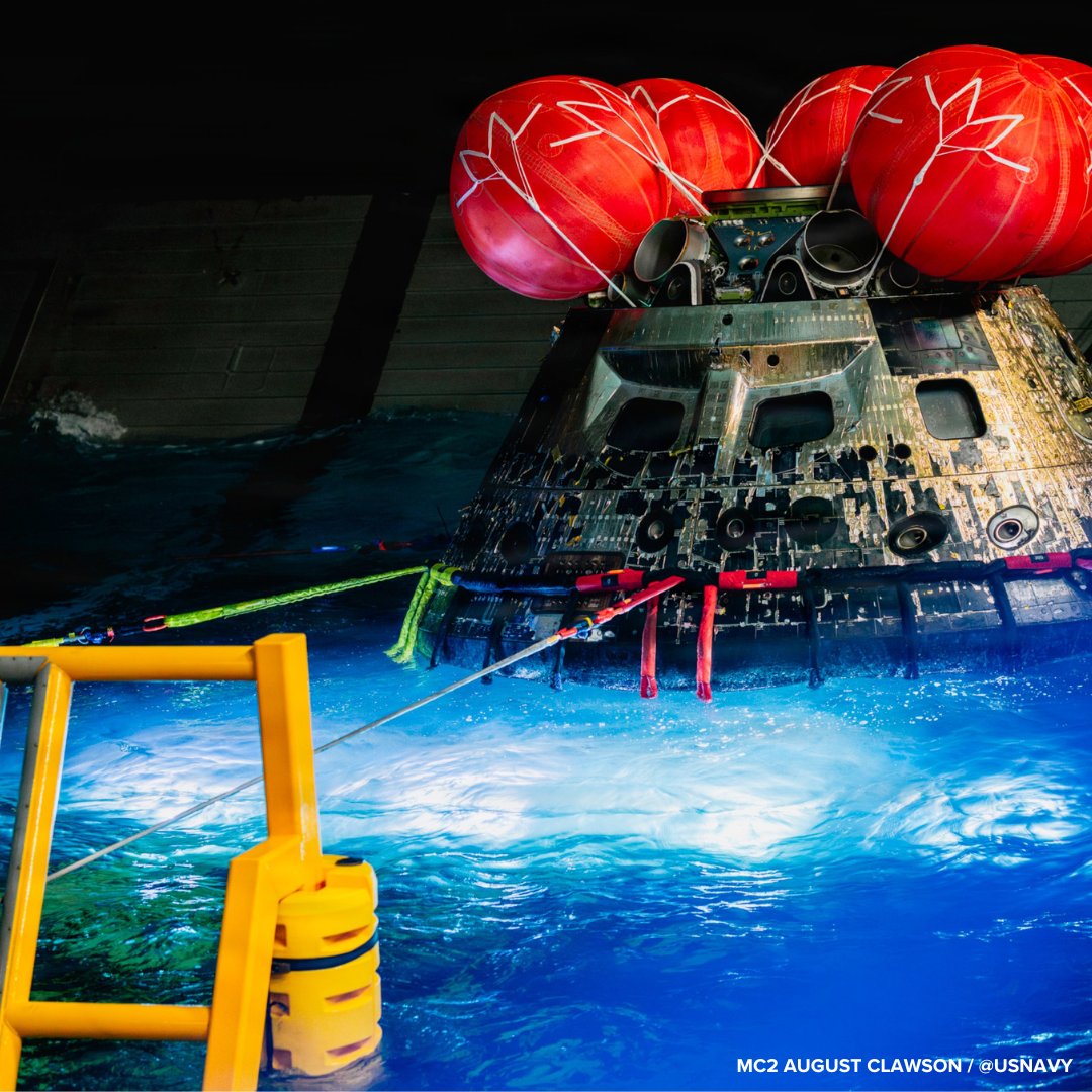 foxweather's tweet image. MISSION SUCCESS 🚀: Relive the moments the Artemis II space team returned to Earth, as Navy divers intercept the team after a successful orbit around the moon.

#ArtemisII #Space #Moon #NASA #FOXWeather