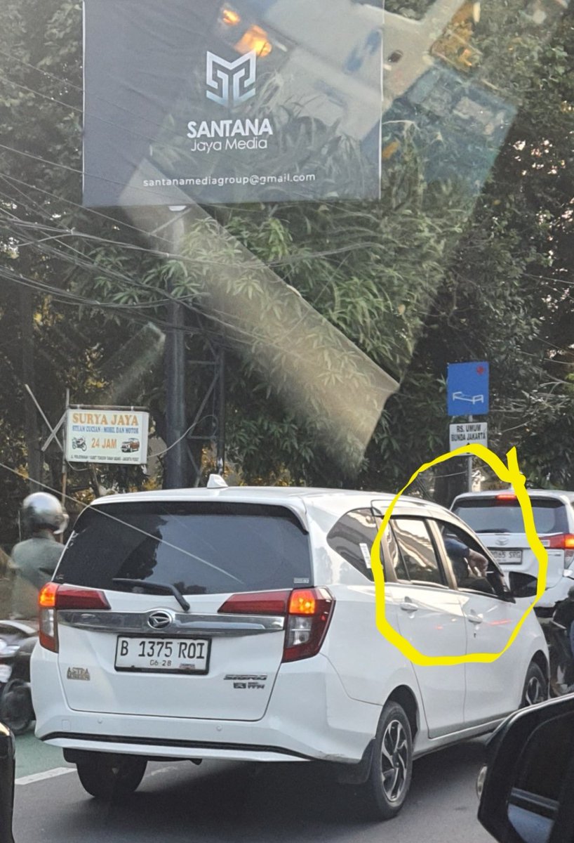 faradisu's tweet photo. Masih minim empati ke sesama pengendara, apa salahnya rokok ditaruh ditempat rokok daripada memicu masalah sesama pengendara. Lebih enak lagi merokok sambil ngopi dr pada beresiko begitu. Jangan ditiru ya. Mari budayakan saling respect. #merokoksambilstir #ojoditiru https://t.co/AGMRyZmZoM