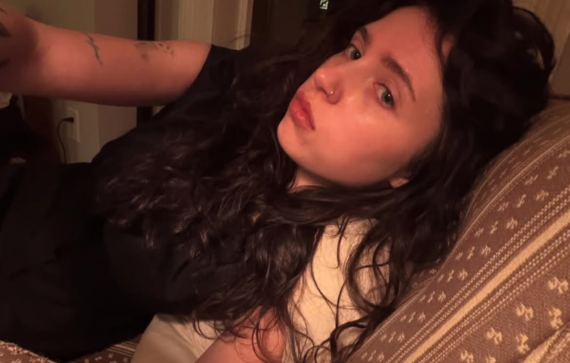 clairo media 🗝️ tweet media