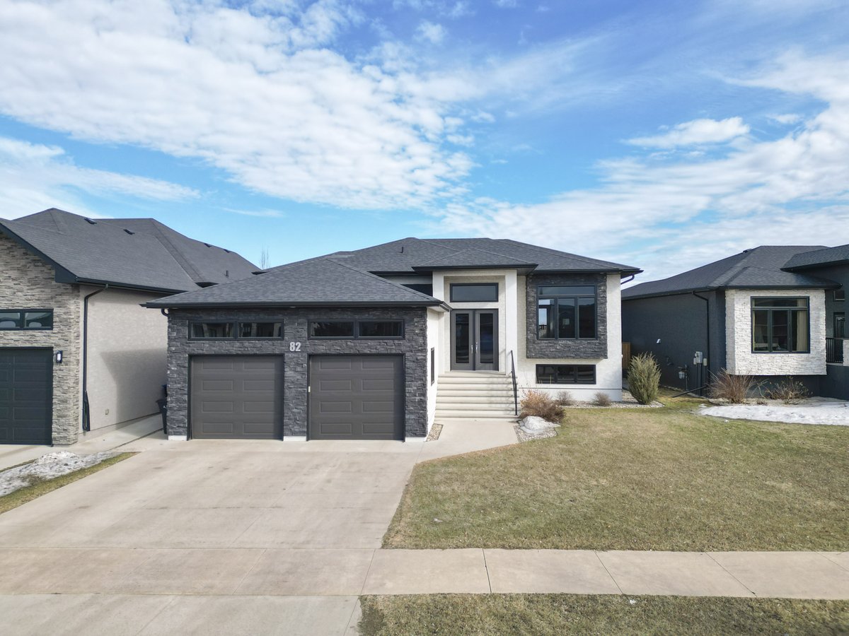 glentosh's tweet photo. NEW LISTING ALERT - 82 Lakeview Drive, Brandon - $640,000   1420 sq ft, 4 bedroom, 3 bathroom, double garage, covered deck plus much more.  Open Houses on the weekend.  Offers accepted Tuesday  #RLP4sale #brandonmb #luxuryhome #quickpossession #brookwoodarea @RoyalLePage_Bdn https://t.co/xHVadLXSUK