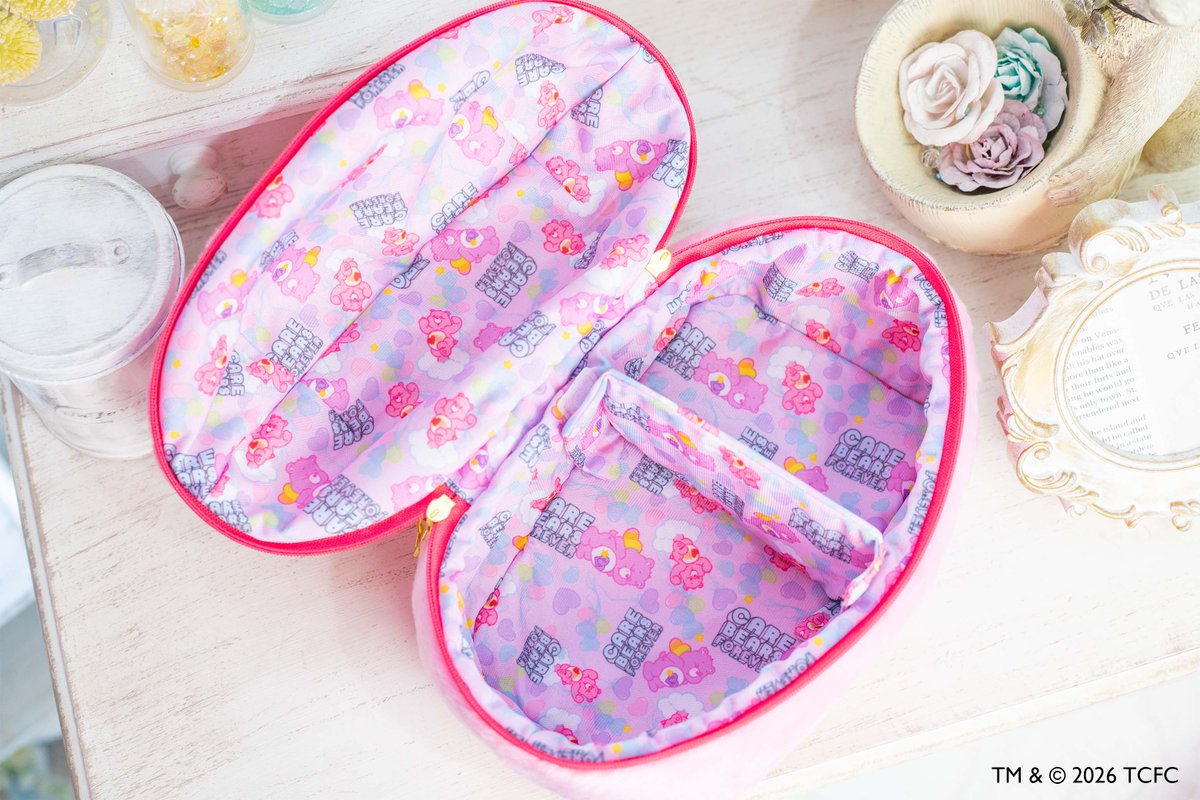 charatoru's tweet image. 🌈4月発売商品💖
【ケアベア™ ぬいぐるみバニティポーチ】

#ケアベア より、小物がたくさん入って便利なバニティポーチが登場💄
中の柄もかわいく、開けるたびにハッピーな気持ちになれそうです🌟
#carebears

取扱店舗はこちら
🔗sk-japan.co.jp/charatoru/char…

@carebears_jp @carebears