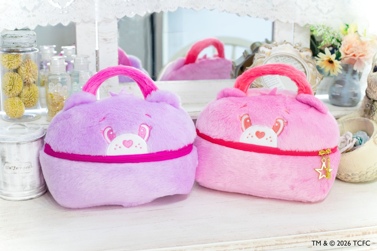 charatoru's tweet image. 🌈4月発売商品💖
【ケアベア™ ぬいぐるみバニティポーチ】

#ケアベア より、小物がたくさん入って便利なバニティポーチが登場💄
中の柄もかわいく、開けるたびにハッピーな気持ちになれそうです🌟
#carebears

取扱店舗はこちら
🔗sk-japan.co.jp/charatoru/char…

@carebears_jp @carebears