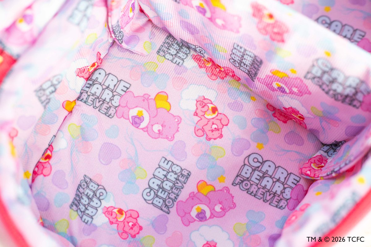 charatoru's tweet image. 🌈4月発売商品💖
【ケアベア™ ぬいぐるみバニティポーチ】

#ケアベア より、小物がたくさん入って便利なバニティポーチが登場💄
中の柄もかわいく、開けるたびにハッピーな気持ちになれそうです🌟
#carebears

取扱店舗はこちら
🔗sk-japan.co.jp/charatoru/char…

@carebears_jp @carebears