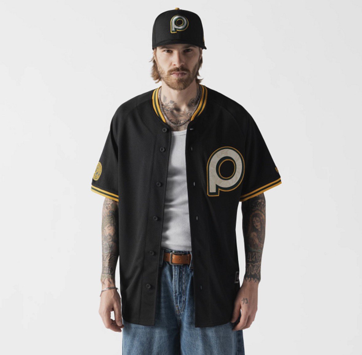 jardinizquierdo's tweet photo. #Pericos 🦜 | ¡NUEVO PLUMAJE! 

⚾️ Los @Pericos_Oficial presentaron sus nuevos uniformes con @NewEraMx para la temporada 2026 de la @LMBBanorte 

Serán cuatro uniformes donde destaca un negro con estilo retro con la P en grande 

Su Costo será de $2499 https://t.co/CXFqKUmgjg