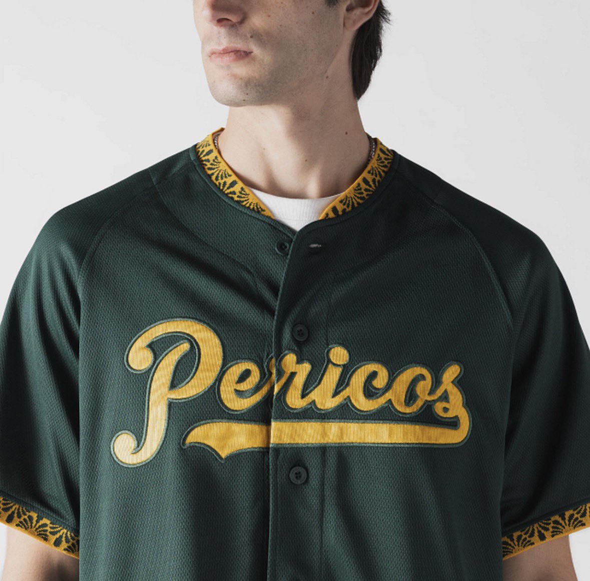 jardinizquierdo's tweet photo. #Pericos 🦜 | ¡NUEVO PLUMAJE! 

⚾️ Los @Pericos_Oficial presentaron sus nuevos uniformes con @NewEraMx para la temporada 2026 de la @LMBBanorte 

Serán cuatro uniformes donde destaca un negro con estilo retro con la P en grande 

Su Costo será de $2499 https://t.co/CXFqKUmgjg